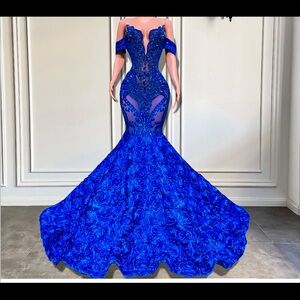 Elegant Blue Lace Evening Gown